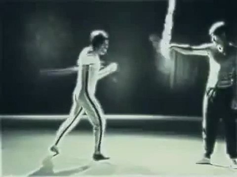 Bruce lee allume des allumettes avec son nunchaku