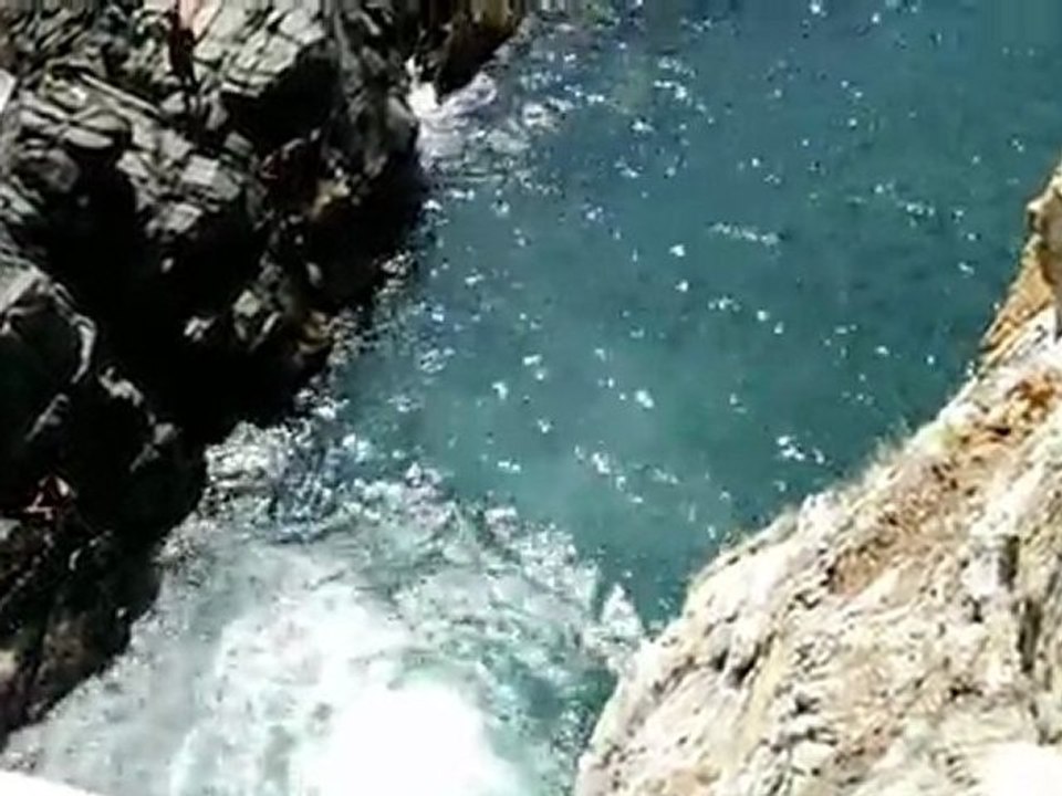 Mexique: concours de plongeon sur les falaises d'Acapulco