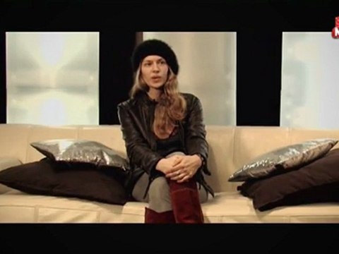 La chanteuse Lola en interview (2012)