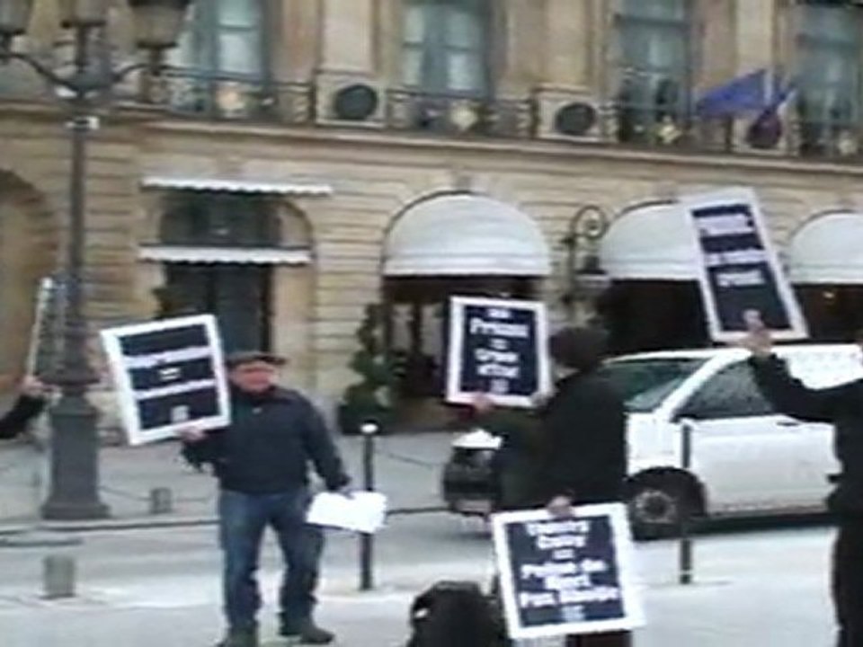 VIDEO ACTION D'ACT UP ET MEMBRES DE 'L'ENVOLEE'   DEVANT LE MINISTERE DE LA JUSTICE POUR THIERRY CALVY ET ANNIV SUSPENSION DE PEINE 5.03.2012 (6)