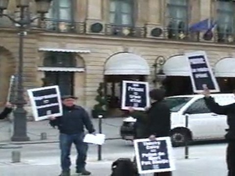 VIDEO ACTION D'ACT UP ET MEMBRES DE 'L'ENVOLEE' DEVANT LE MINISTERE DE LA JUSTICE POUR THIERRY CALVY ET ANNIV SUSPENSION DE PEINE 5.03.2012 (6)