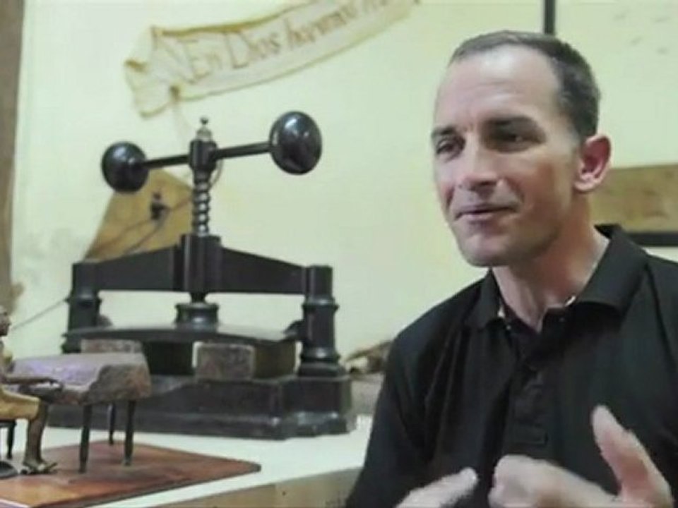 Artista cubano hace esculturas con tabaco