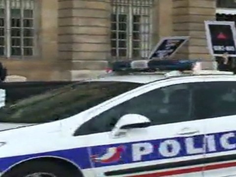 VIDEO ACTION D'ACT UP ET DES MEMBRES DE 'L'ENVOLEE' DEVANT LE MINISTERE DE LA JUSTICE, ARRIVEE DE LA POLICE 5.03.2012 (4)