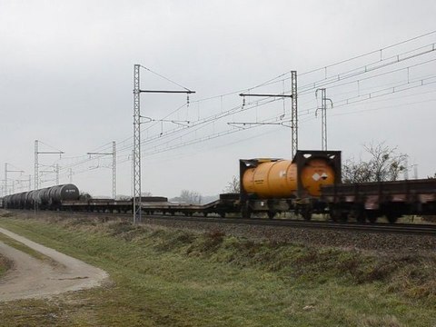 BB 27000 assurant un train de fret diffus