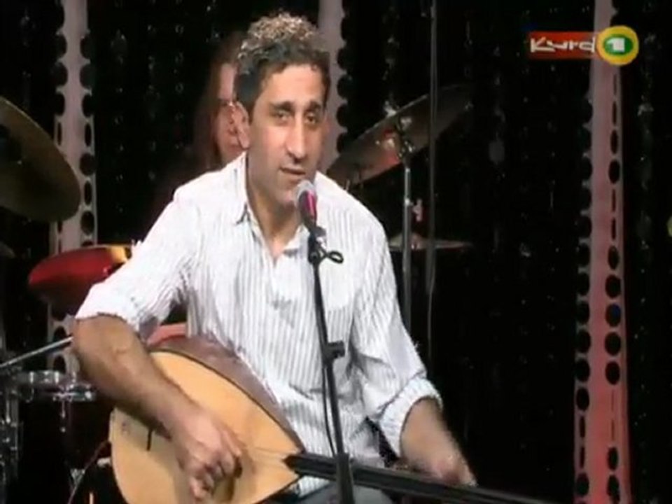 Abbas Ehmed, bi dawî anîna konserê, bi spasî, danasîn û spasiya hevalên xwe dike.  Kurd1