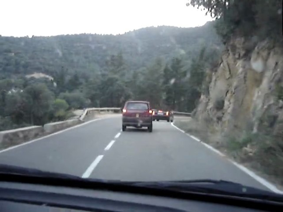 Poursuite entre une Mercedes et une voiturette