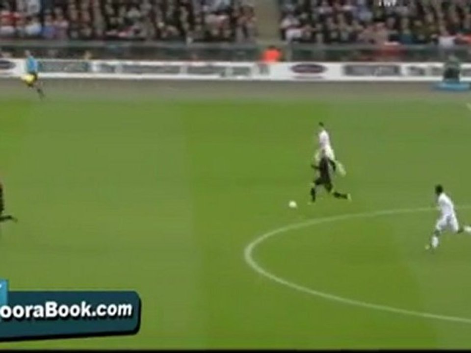 Arjen Robben đi bóng từ giữa sân và dứt điểm tinh tế tung lưới ĐT Anh