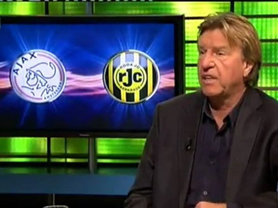 Lorenzo Ebecilio vượt qua sự truy cản của hai hậu vệ đối phương sau đó dứt điểm vào góc cao