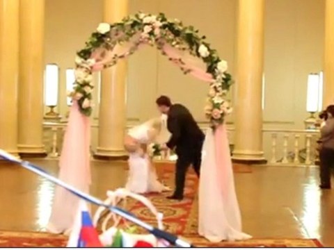 le pire mariage du monde! Elle termine nue en pleine cérémonie