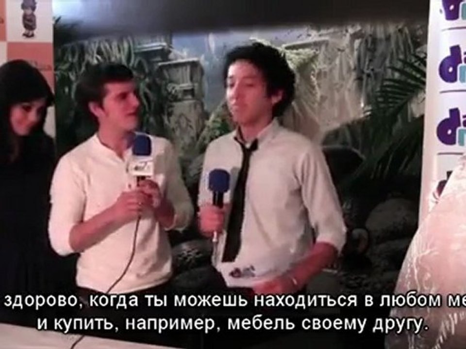 Джош Хатчерсон и Ванесса Хадженс посетили Отель Habbo