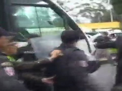 Enfrentamientos entre la policía ecuatoriana y un grupo de activistas contra la explotación minera china