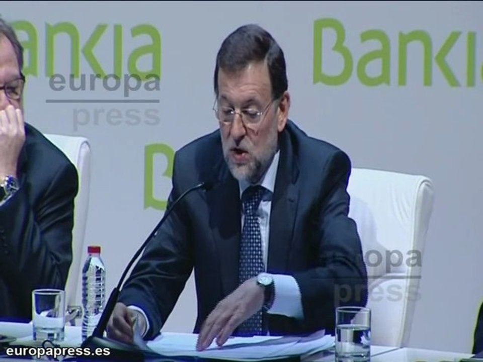 Rajoy insta a dar créditos a familias "solventes"
