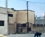فري برس درعا إنخل إطلاق نار كثيف على المشيعين ولكن المشيعون يتصدون بالحجارة للرصاص غير آبهين به 5 3 2012