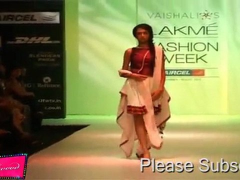 Hot Models On Ramp Looks Vri Sexy In Saree@Lakme Fashion Week