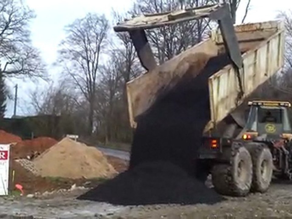 Mise en place du grattage de route pour le chemin de chantier