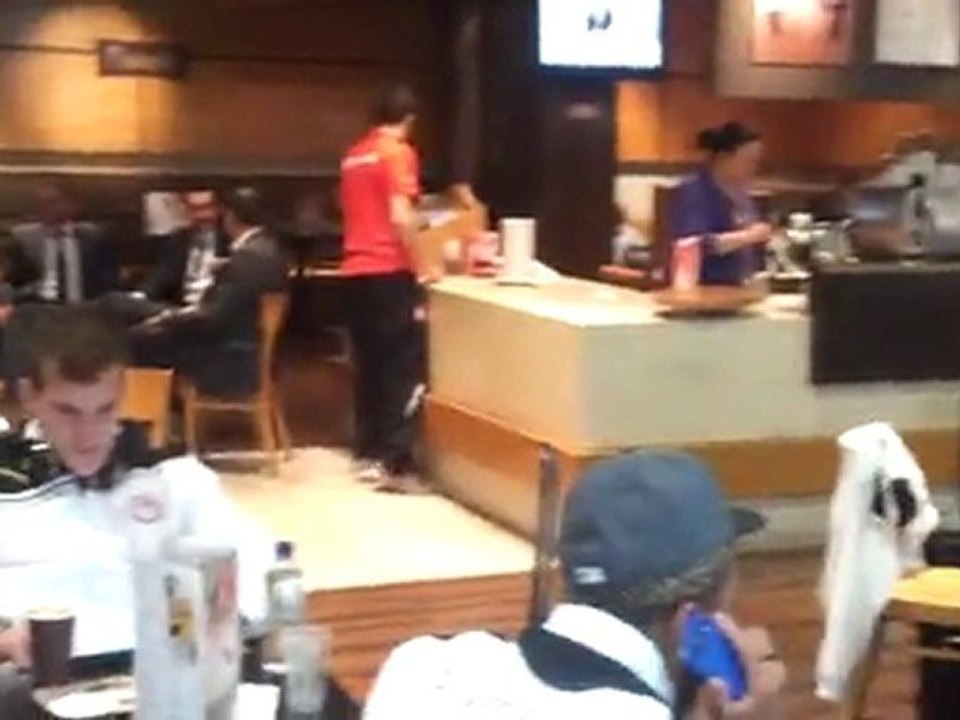 Οι παικτες του Ολυμπιακού χαλαρώνουν πριν την πτήση