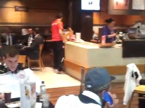 Οι παικτες του Ολυμπιακού χαλαρώνουν πριν την πτήση