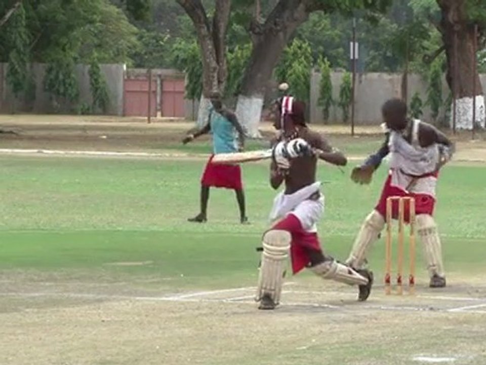 Des guerriers massaï posent leurs armes pour jouer au cricket