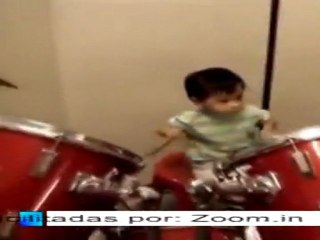 Un bebé con dos años que toca espectacularmente la batería