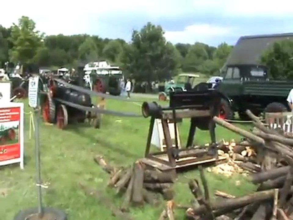 Mini Lokomobile zieht Publikum und kleines Case Lokomobil