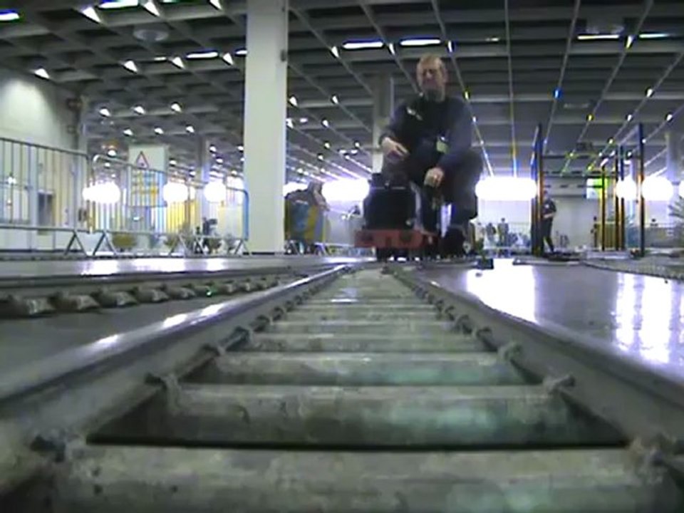 Fünf Zoll Köf und V36 passieren auf der Hauptstrecke das BW Köln - Messe