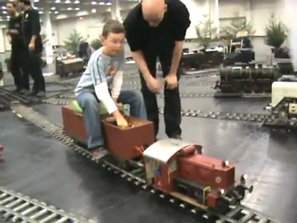 Kleinlok mit kleinem kleinlokführer begibt sich auf die fünf zoll hauptstrecke