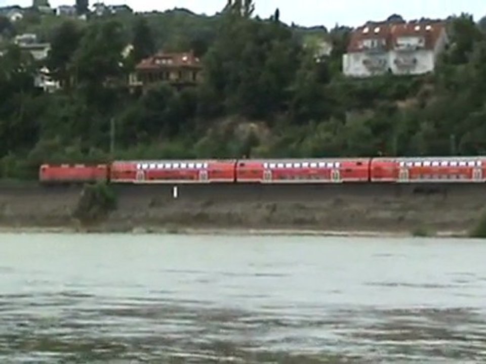 BR143 mit Dostos kurz vor Eintreffen Bf Neuwied