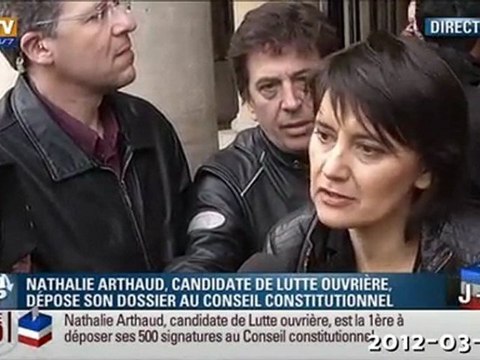 Nathalie Arthaud (LO) candidate après le dépôt de ses 521 signatures de maires