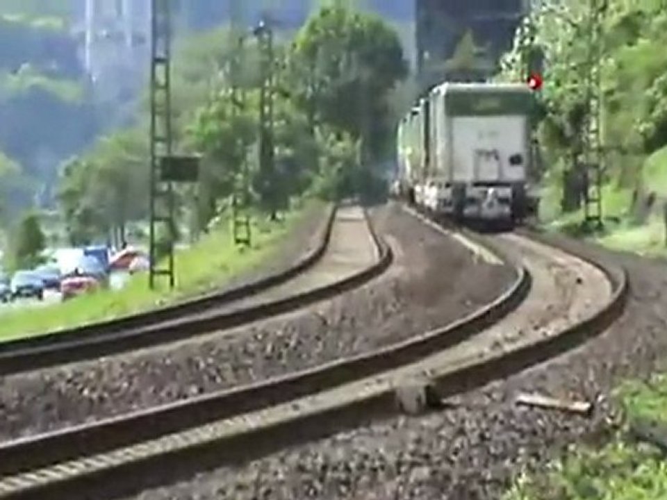 BR185 mit Intermodalzug kurz vor Bf Erpel Richtung Köln