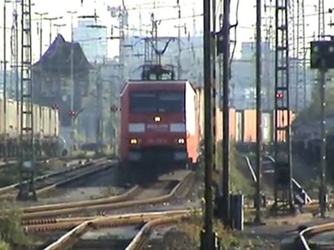 BR152 mit Containerzug abfahrbereit im Rbf Köln Eifeltor und BR294 rangiert