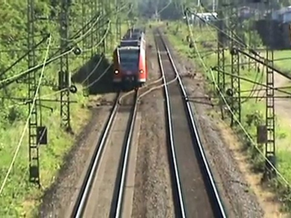 BR425 hält bei Bf St Augustin Menden und fährt weiter Richtung Bf Bonn Beuel