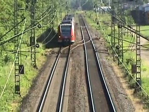 BR425 hält bei Bf St Augustin Menden und fährt weiter Richtung Bf Bonn Beuel