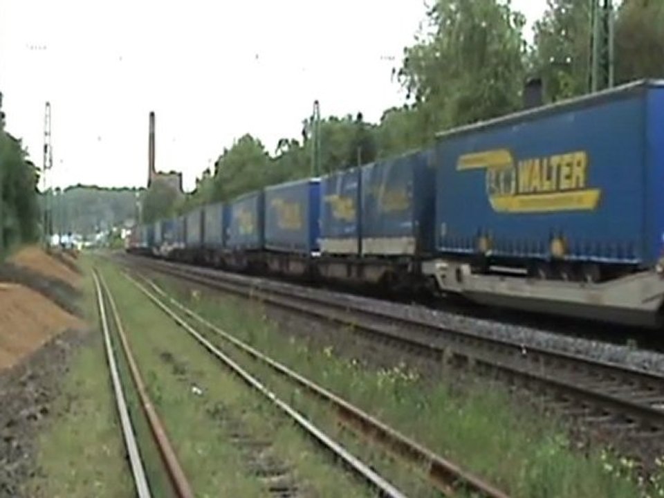 BR185 mit LKW Aufliegern von Neuwied kommend fährt in den Bf Bad Hönningen ein