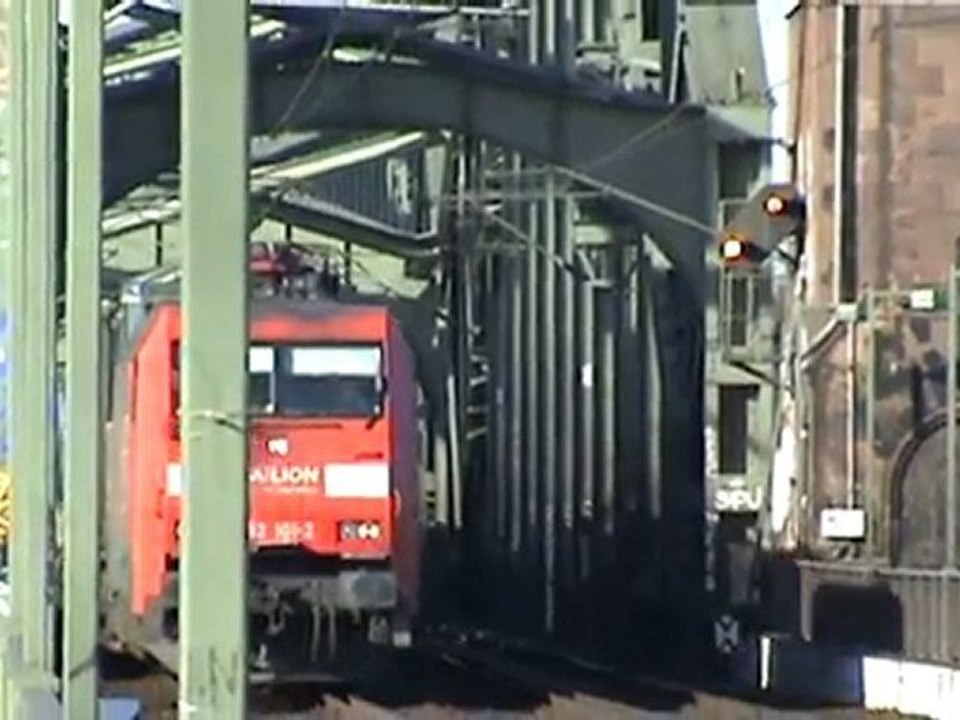 Gleisbaufahrzeug und BR152 mit LKW Aufliegern auf der kölner Südbrücke