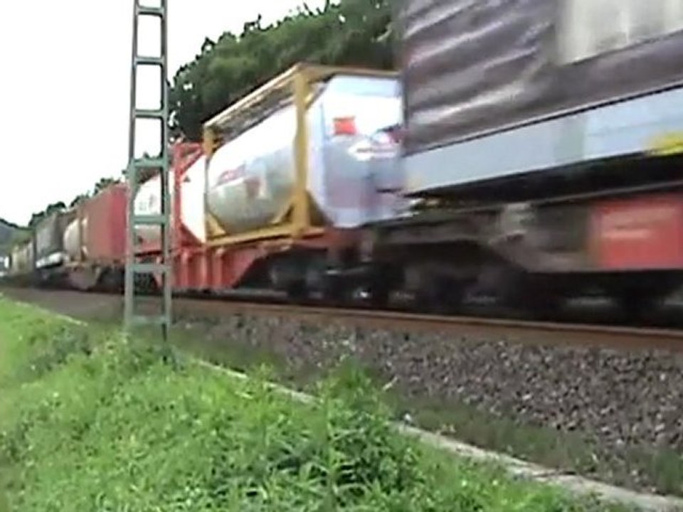 BR185 mit Intermodalzug kurz vorm Haltepunkt Namedy Richtung Andernach