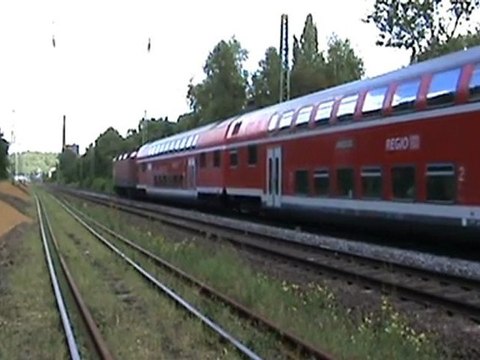 BR143 wartet mit Dostos vorm Bf Bad Hönningen auf Vorbeifahrt BR425 nach Neuwied