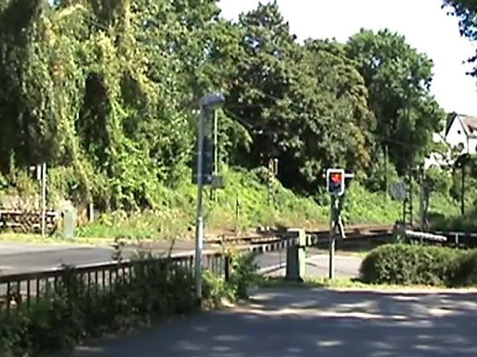 BR143 verläßt Koblenz mit Regionalzug über die Horchheimer Brücke