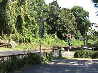 BR143 verläßt Koblenz mit Regionalzug über die Horchheimer Brücke