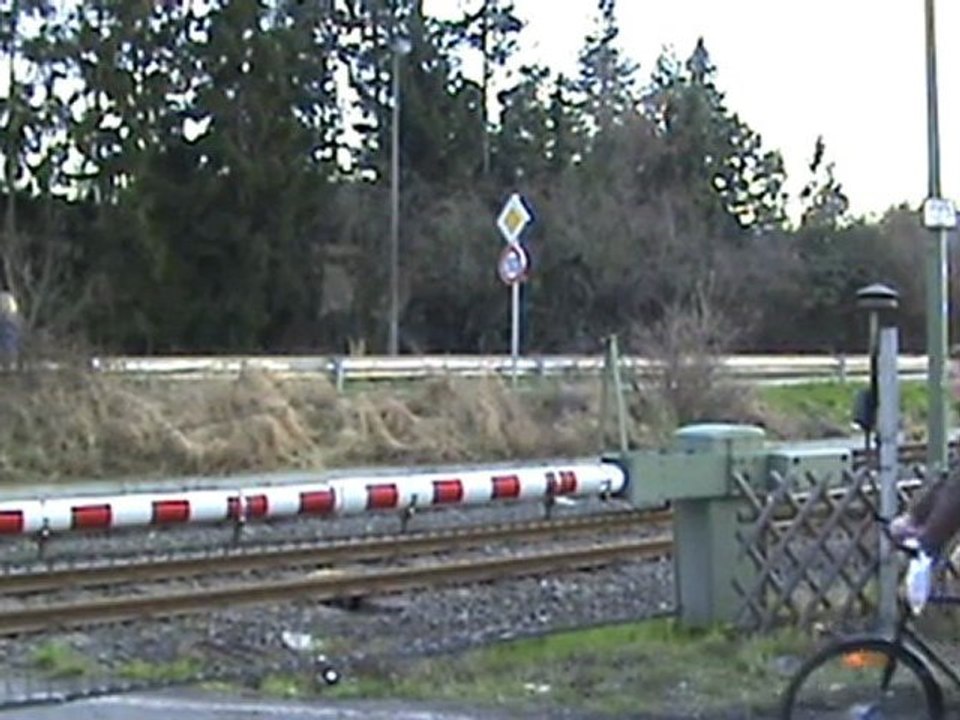 Altes Läutwerk am BÜ beim Stellwerk Df in Bonn Duisdorf mit BR644 von Euskirchen kommend