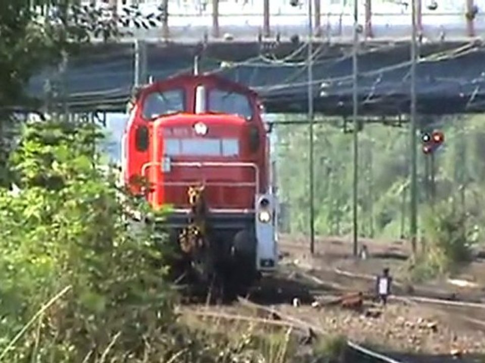 BR294 rangiert mit Rungenwagen auf dem Rbf Köln Eifeltor