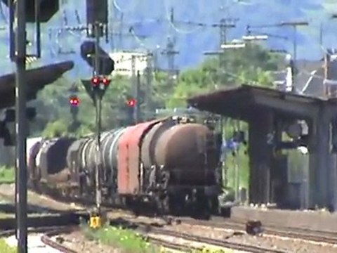 BR152 mit gemischtem Güterzug durchquert Bf Neuwied Richtung Köln