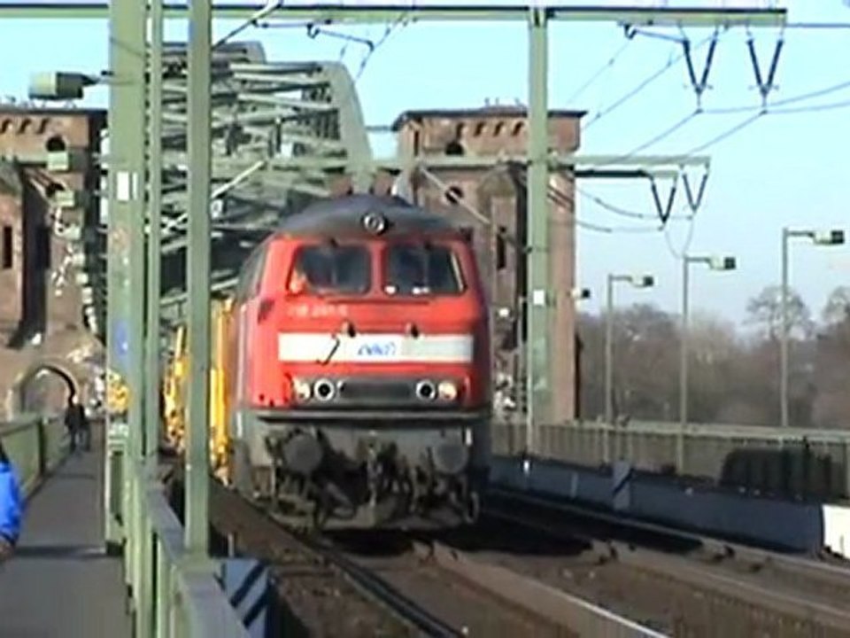 BR294 nach Gbf Bonntor und BR218 mit Bauzug nach Rbf Gremberg auf Kölner Südbrücke