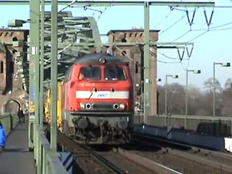 BR294 nach Gbf Bonntor und BR218 mit Bauzug nach Rbf Gremberg auf Kölner Südbrücke