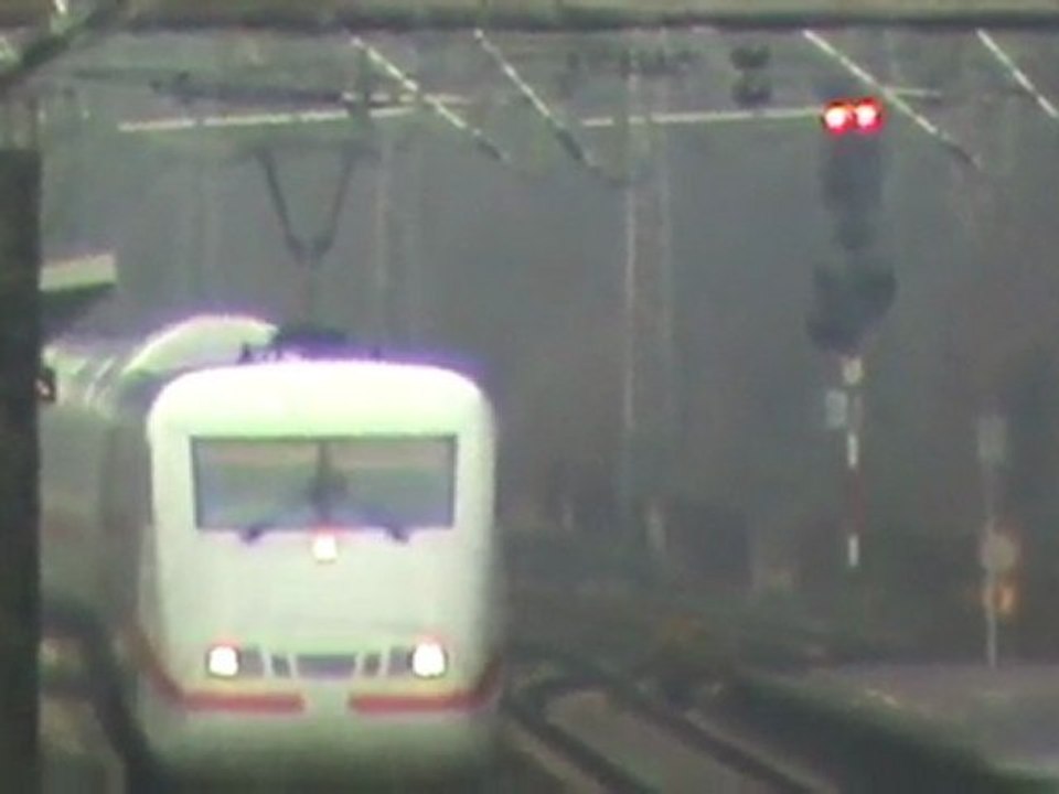 BR101 mit schweizer Personenwagen Richtung Remagen und ICE I nach Bonn durchqueren Bf Brohl