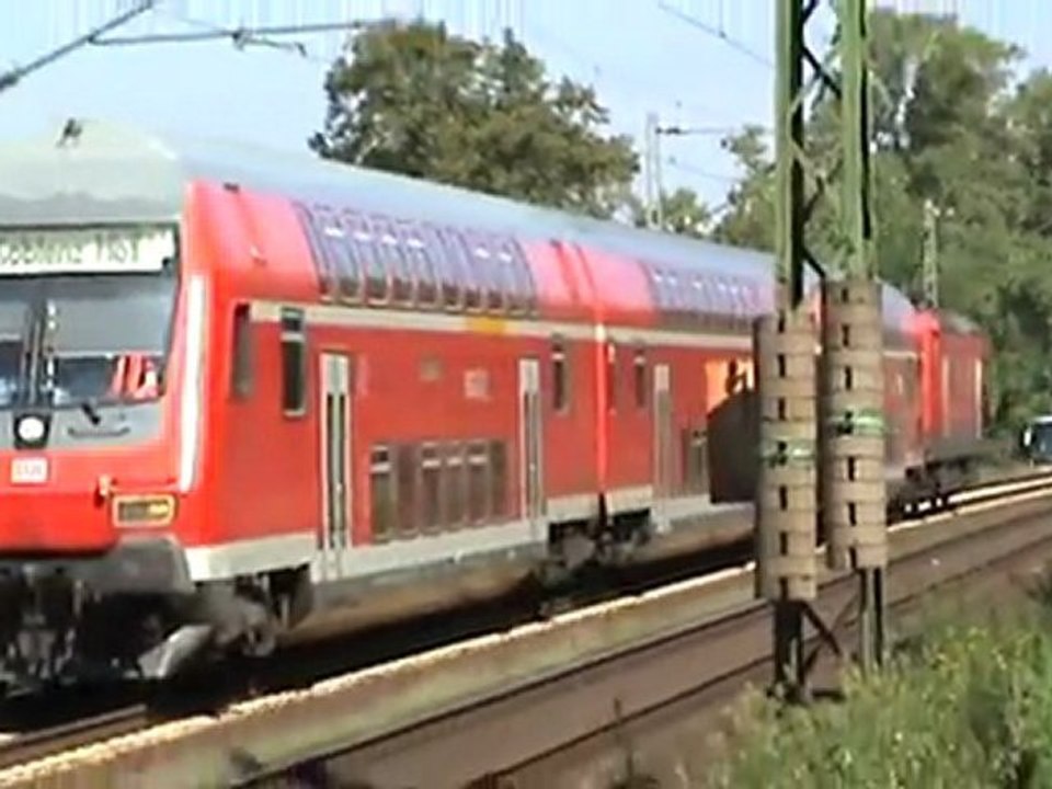 Class 66 mit Intermodalzug kurz vor Leubsdorf und BR143 mit Dostos beim Verlassen von Leubsdorf