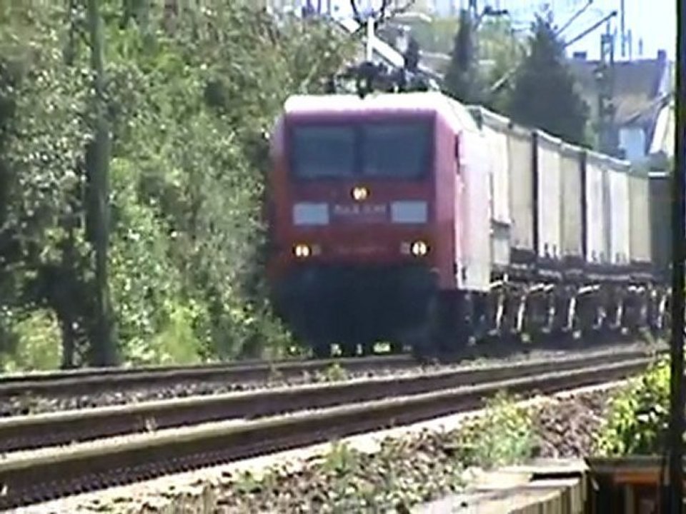 Zweimal BR185 mit Güterzügen am nordwärtigen Ende von Bad Hönningen