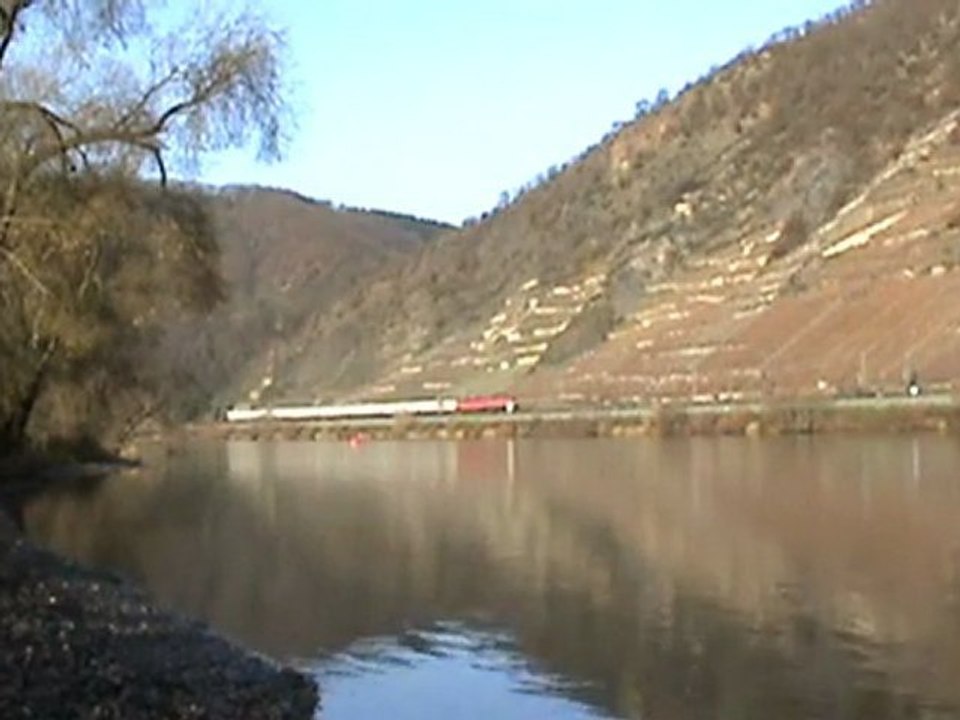 BR143 mit Dostos und zwei BR181 mit IC an der Moseltalbrücke bei Winningen und Dieblich