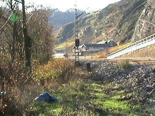 Zweimal BR143 mit Regionalzügen beim Gondorfer Schloß