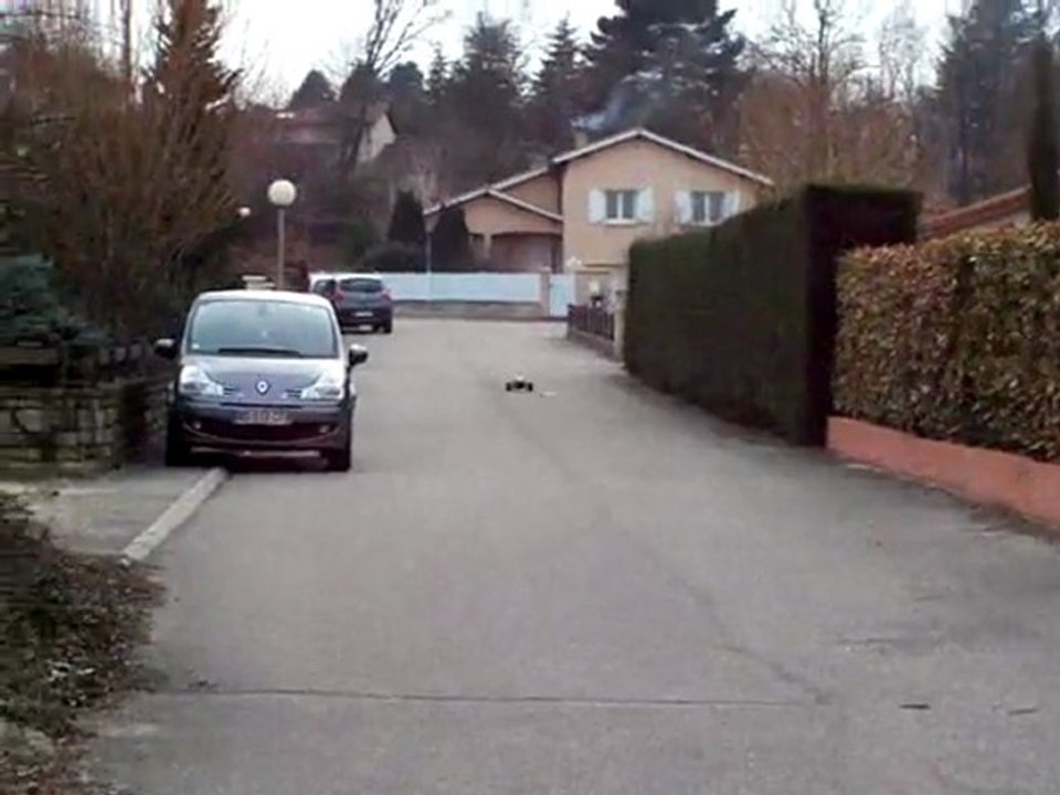 traxxas e-revo brushless en actions sur le goudron !!