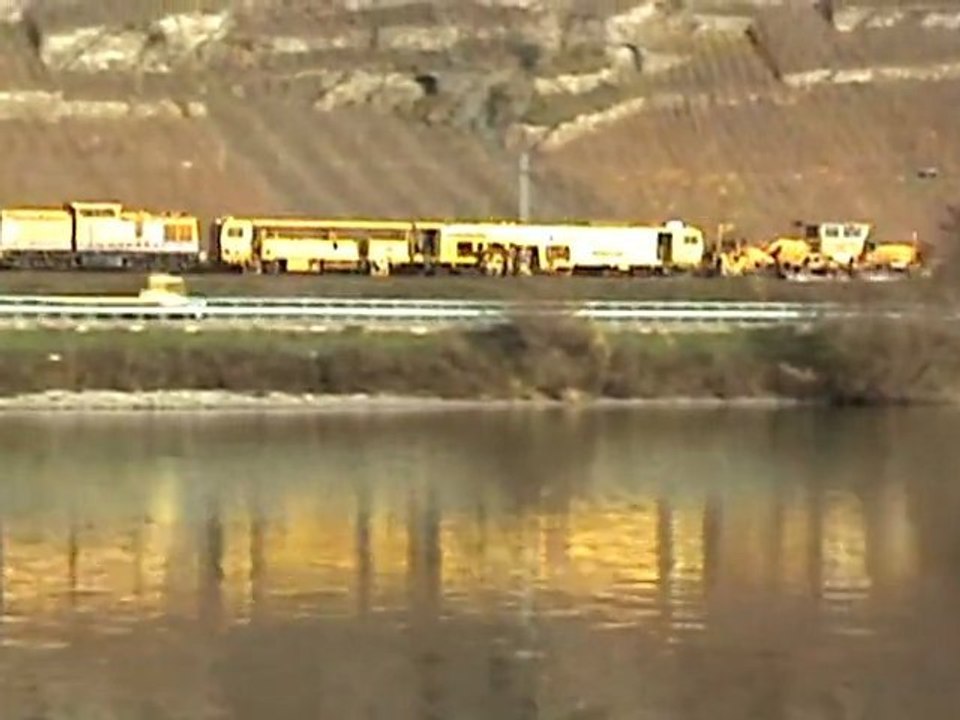 BR140 in Doppeltraktion vor Schüttgutwagen und BR203 vor Bauzug bei der Moseltalbrücke